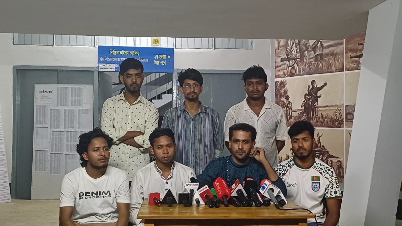 ভিপি প্রার্থী মাহফুজকে সমর্থন দিয়ে সরে গেলেন আরেক ভিপি প্রার্থী আজিজ