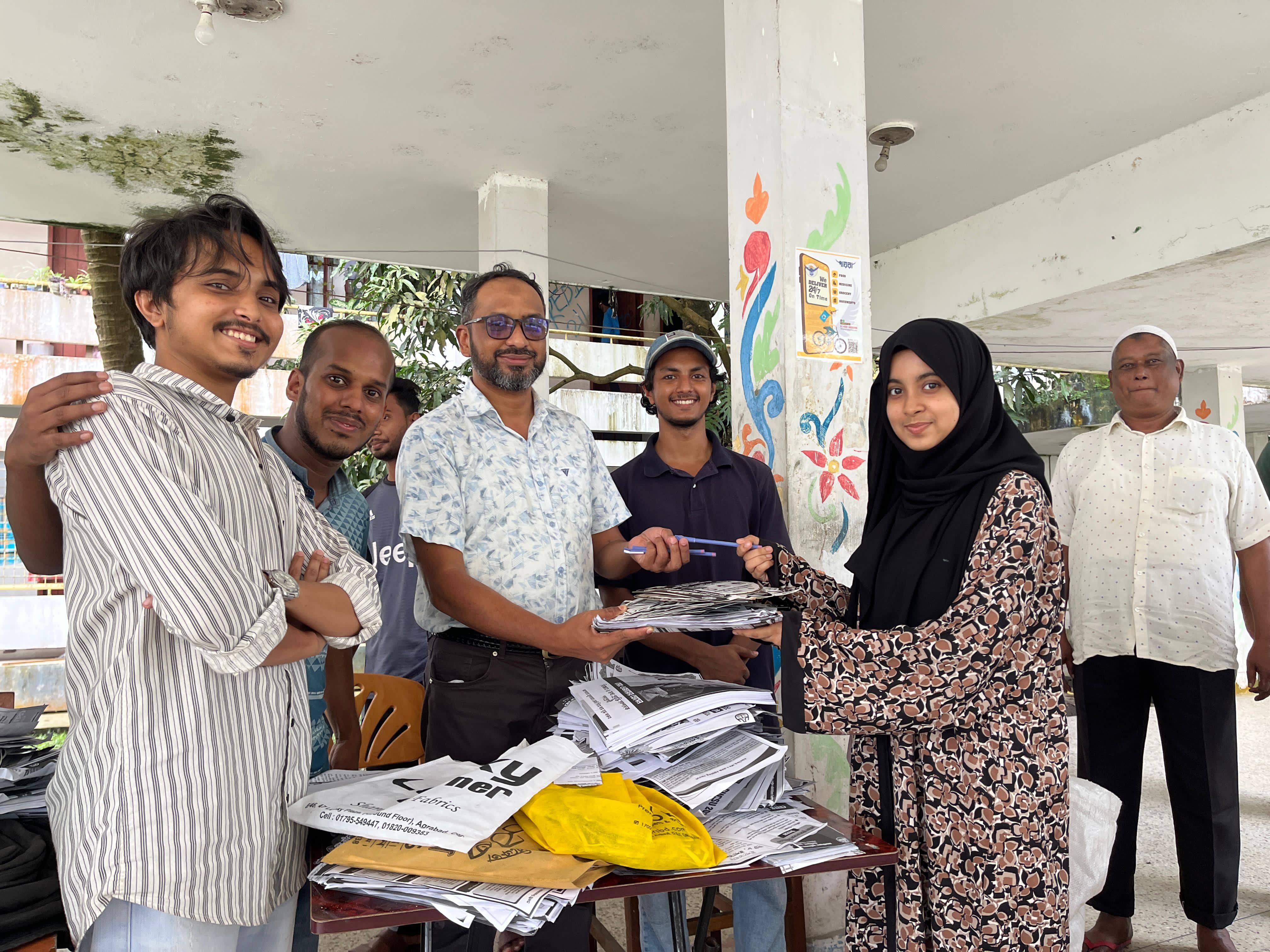 চবি ক্যাম্পাসে পোস্টার-লিফলেট জমা দিলেই মিলছে পরিবেশবান্ধব কলম