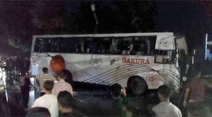 শিবচরে এক্সপ্রেসওয়েতে সাকুরা পরিবহনের বাস উল্টে আহত ১৫।