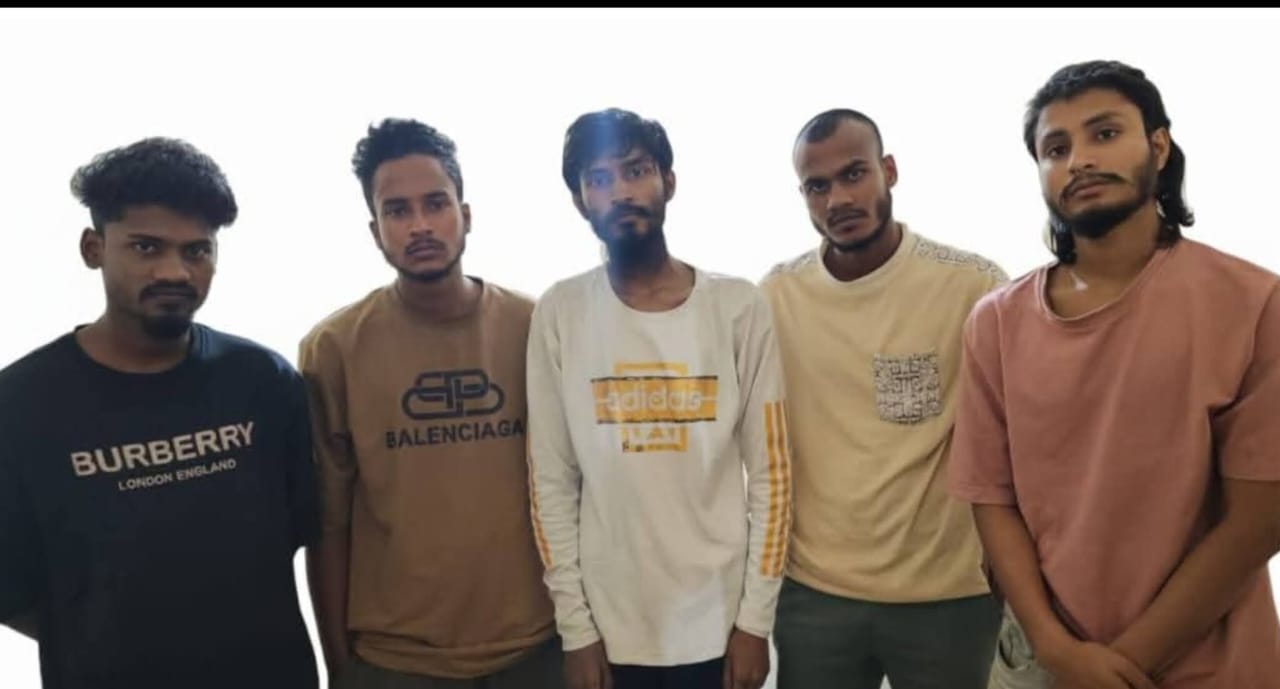 মৌলভীবাজার সদর মডেল থানা পুলিশের অভিযানে দেশীয় অ'স্ত্র'স'হ পাঁচ যুবককে আ/ট/ক করা হয়েছে