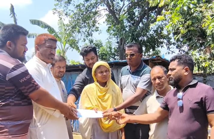 পঞ্চগড়ে কালবৈশাখী ঝড়ে ক্ষতিগ্রস্ত আনু বেগমের পাশে দাঁড়িয়েছেন পঞ্চগড় পৌরসভার সম্ভাব্য মেয়র প্রার্থী হায়াতুন আলম।