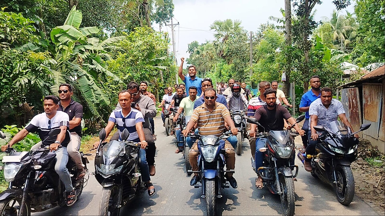বইয়ের ব্যাগের বদলে কাঁধে কফির ফ্লাস্ক, সংসারের হাল ১৪ বছরের ফাহিমের