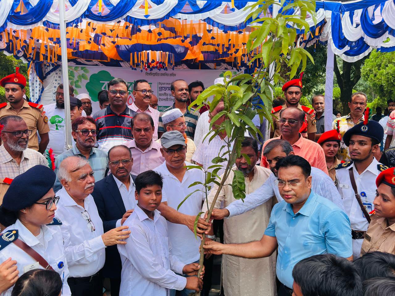 সরকারের বৃক্ষরোপণ কর্মসূচির অংশ হিসেবে ইবিতে মাসব্যাপী কর্মসূচির উদ্বোধন