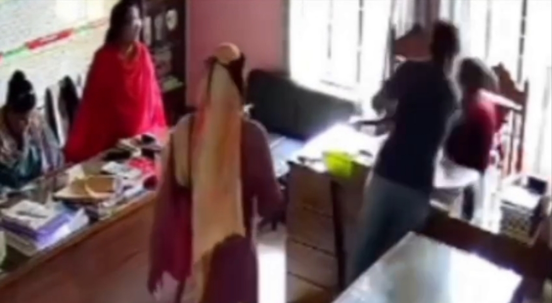 চুয়াডাঙ্গায় বিদ্যালয়ে ঢুকে প্রধান শিক্ষককে পেটালেন এক অভিভাবক