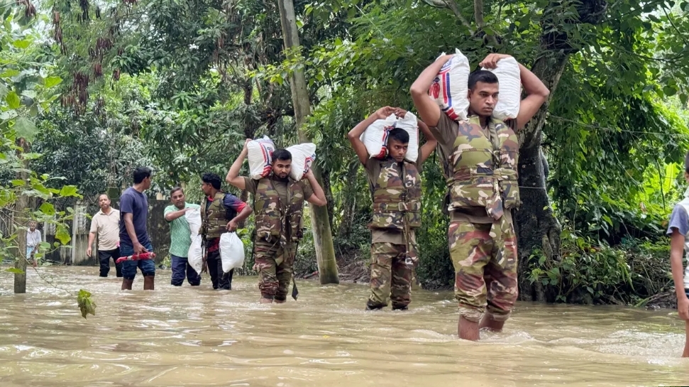চট্টগ্রামের বন্যাদুর্গতদের পাশে সেনাবাহিনী, ত্রাণ ও চিকিৎসাসেবা প্রদান