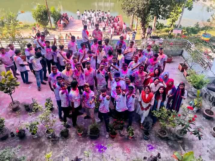শেষবারের মতো বন্ধুর কাঁধে মাথা, তারপর যে যার পথে—ফাঁকা হচ্ছে টেক্সটাইলের আঙিনা