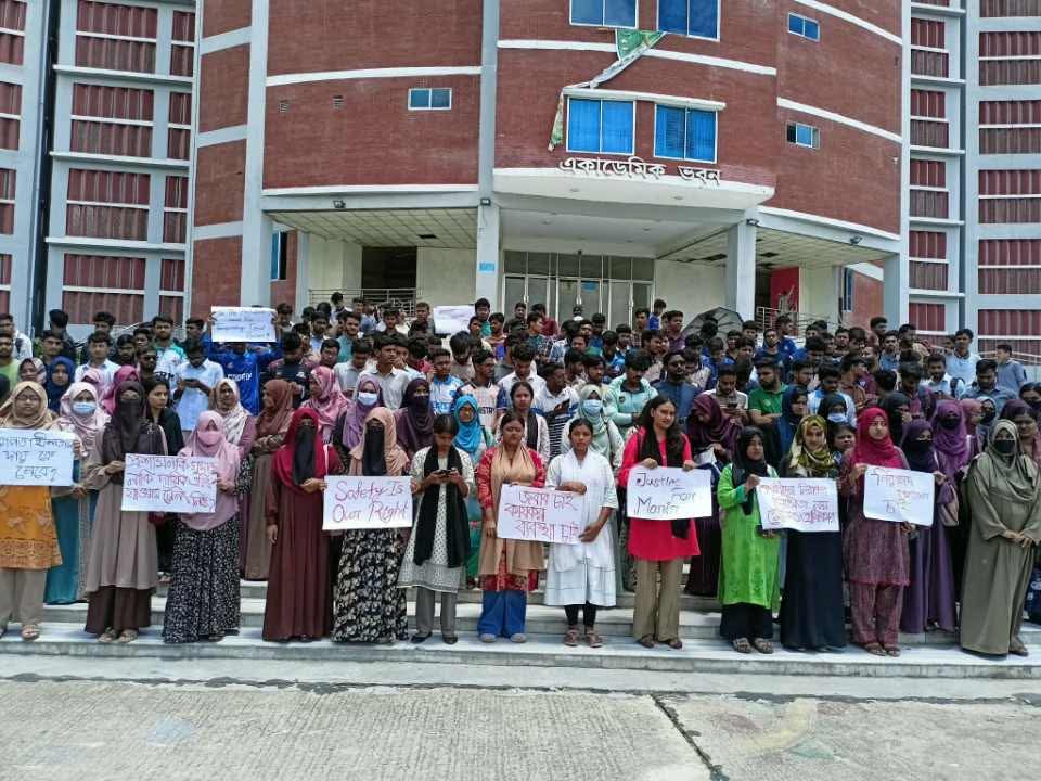 বইয়ের ব্যাগের বদলে কাঁধে কফির ফ্লাস্ক, সংসারের হাল ১৪ বছরের ফাহিমের