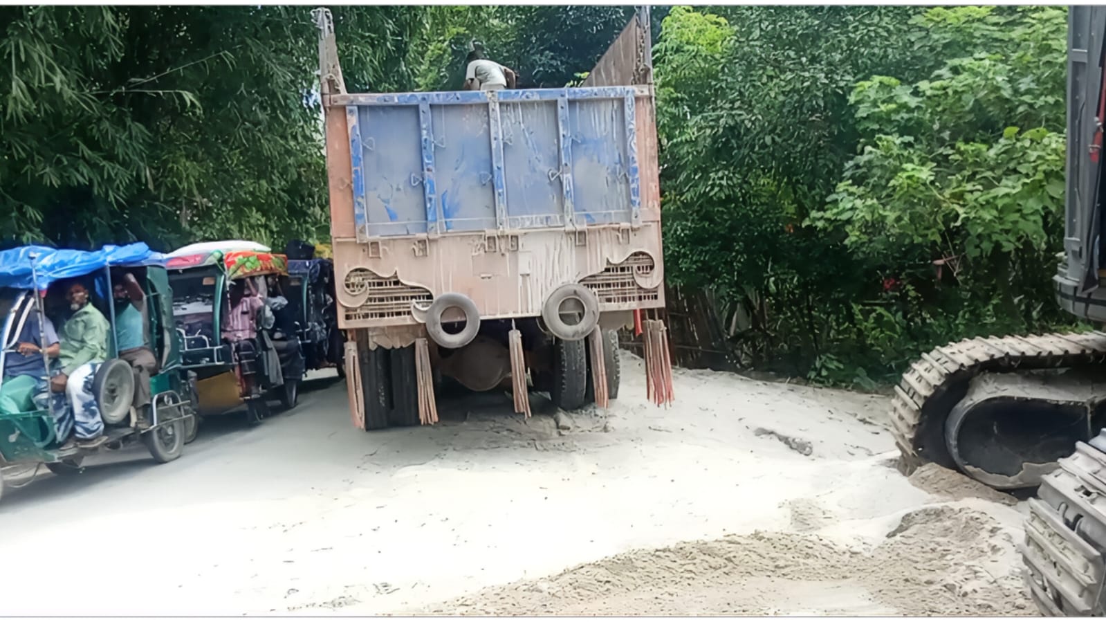 বইয়ের ব্যাগের বদলে কাঁধে কফির ফ্লাস্ক, সংসারের হাল ১৪ বছরের ফাহিমের