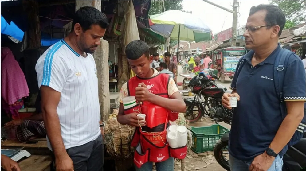 বইয়ের ব্যাগের বদলে কাঁধে কফির ফ্লাস্ক, সংসারের হাল ১৪ বছরের ফাহিমের